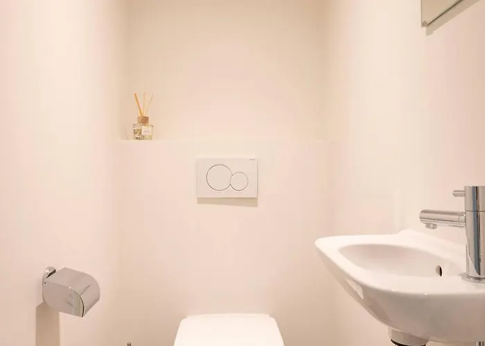 Situated Brand New For 5 Apartment